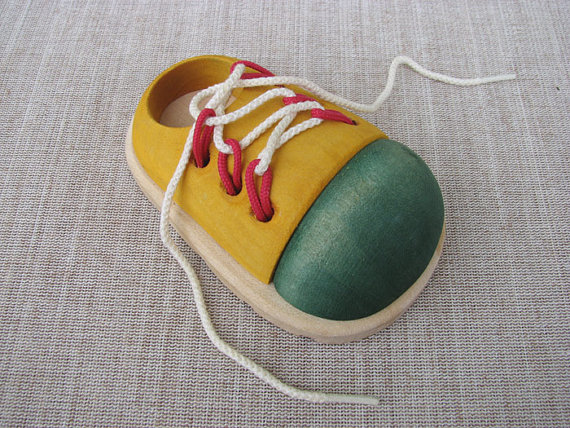 Montessori-lacing-shoe