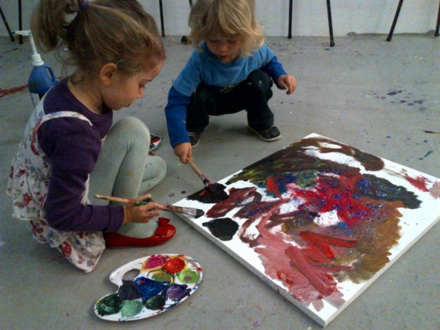 kids-paint-together