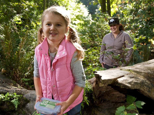 Girl-and-Mom-Geocaching
