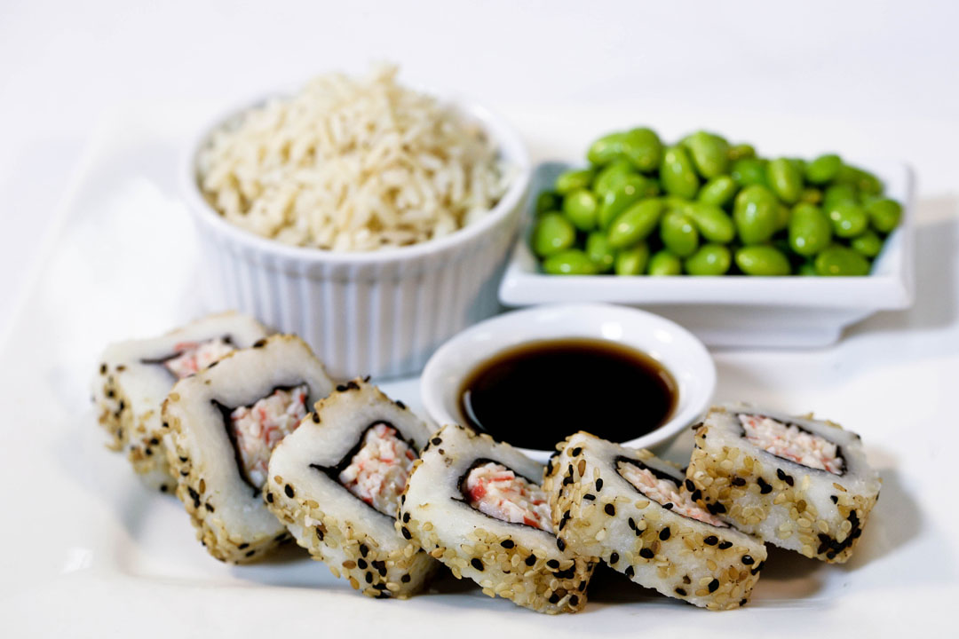Lunchmaster.Sushi with brown rice and edamame