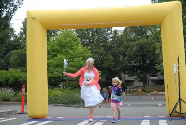 Float Dodger mom and daughter finish line