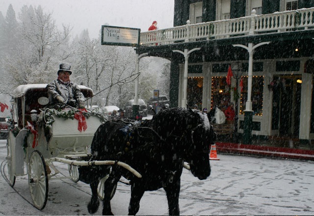 Victorian-horse-and-carriage-snow