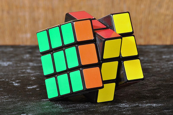 800px-Rubik's_cube,_CN_II