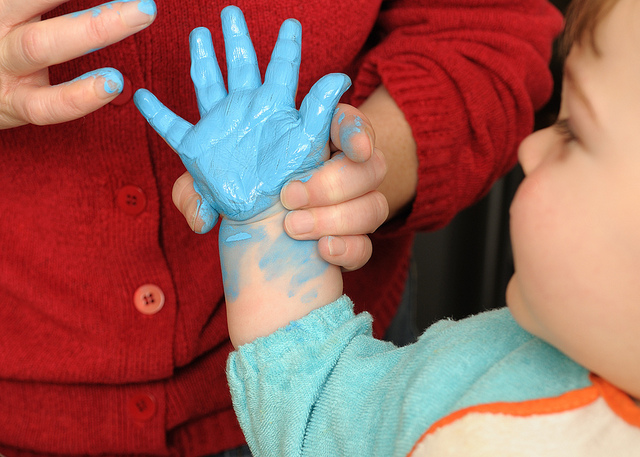 baby-hand-painting