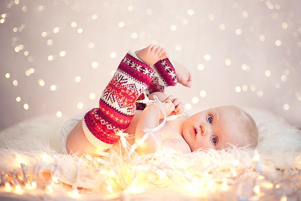 using twinkle lights in baby's first christmas card is fun