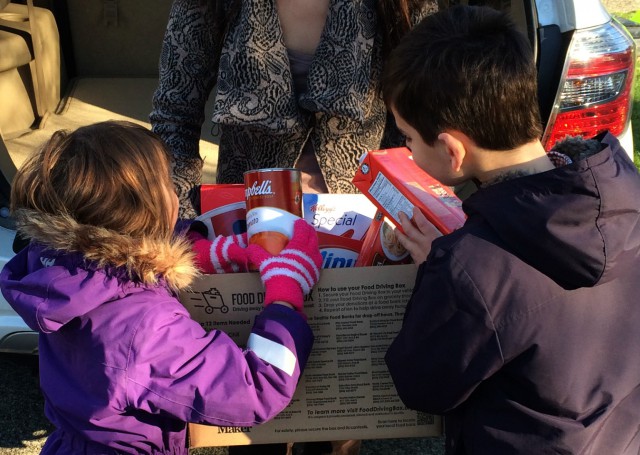 kids filling food drivng box (2)