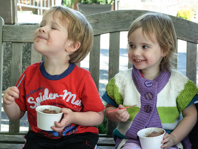 boy-girl-eating-ice-cream-frozen-yogurt-bench