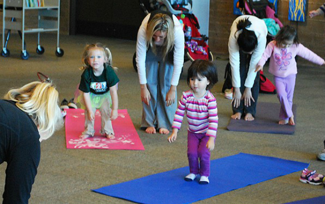 toddler-yoga-group