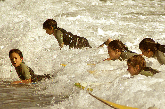 kids_surfing