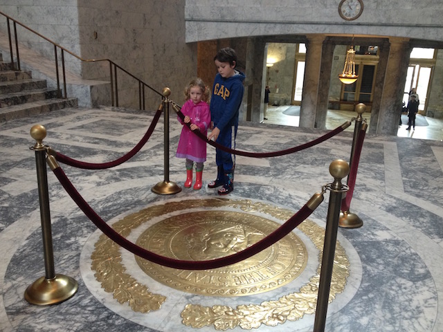 kids with Wa state capitol seal