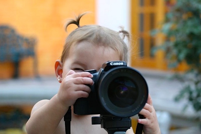 baby camera cc Ricardo Navarro via Flickr