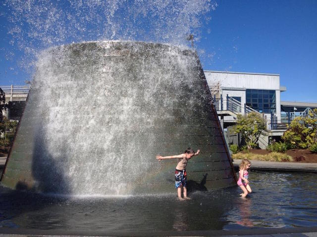 2 kids spalshing harborside fountains bremerton