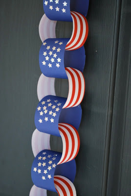 red, white and blue paper chain for a 4th of July craft