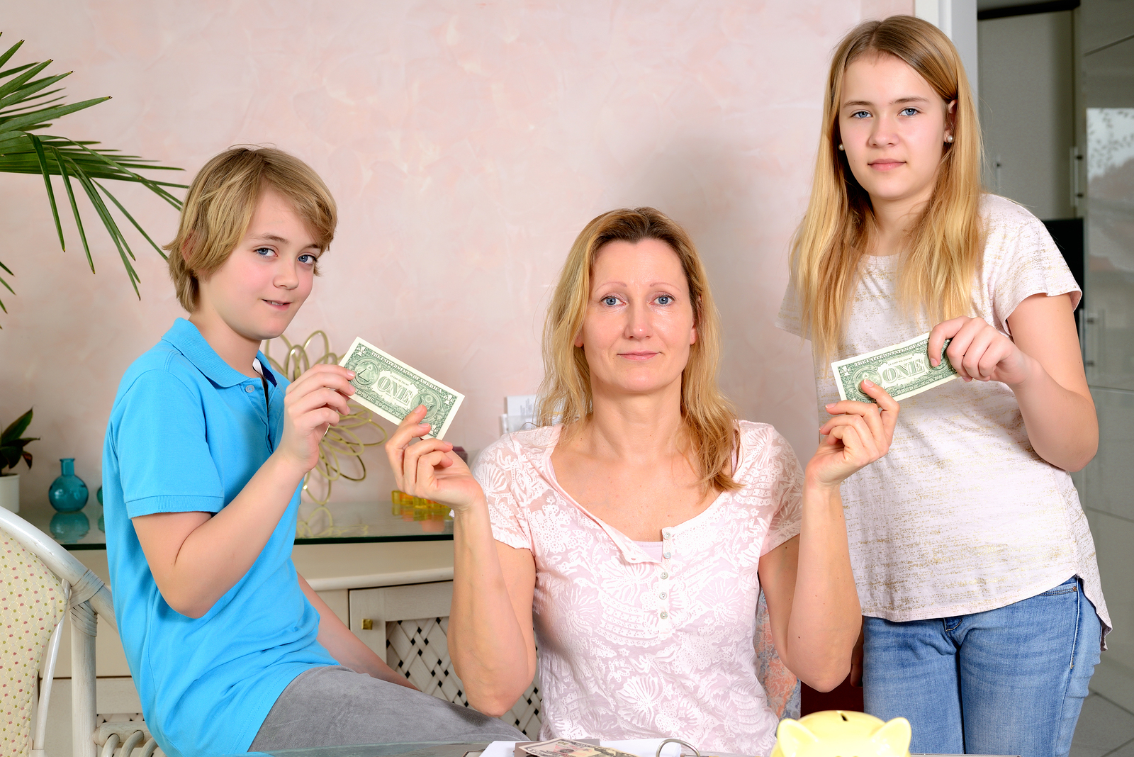 Родители дают деньги подростку