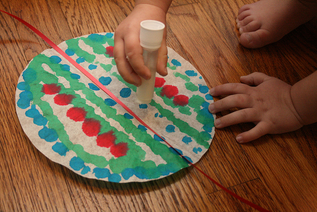 Christmas Garland Easy Preschool Craft » Preschool Toolkit