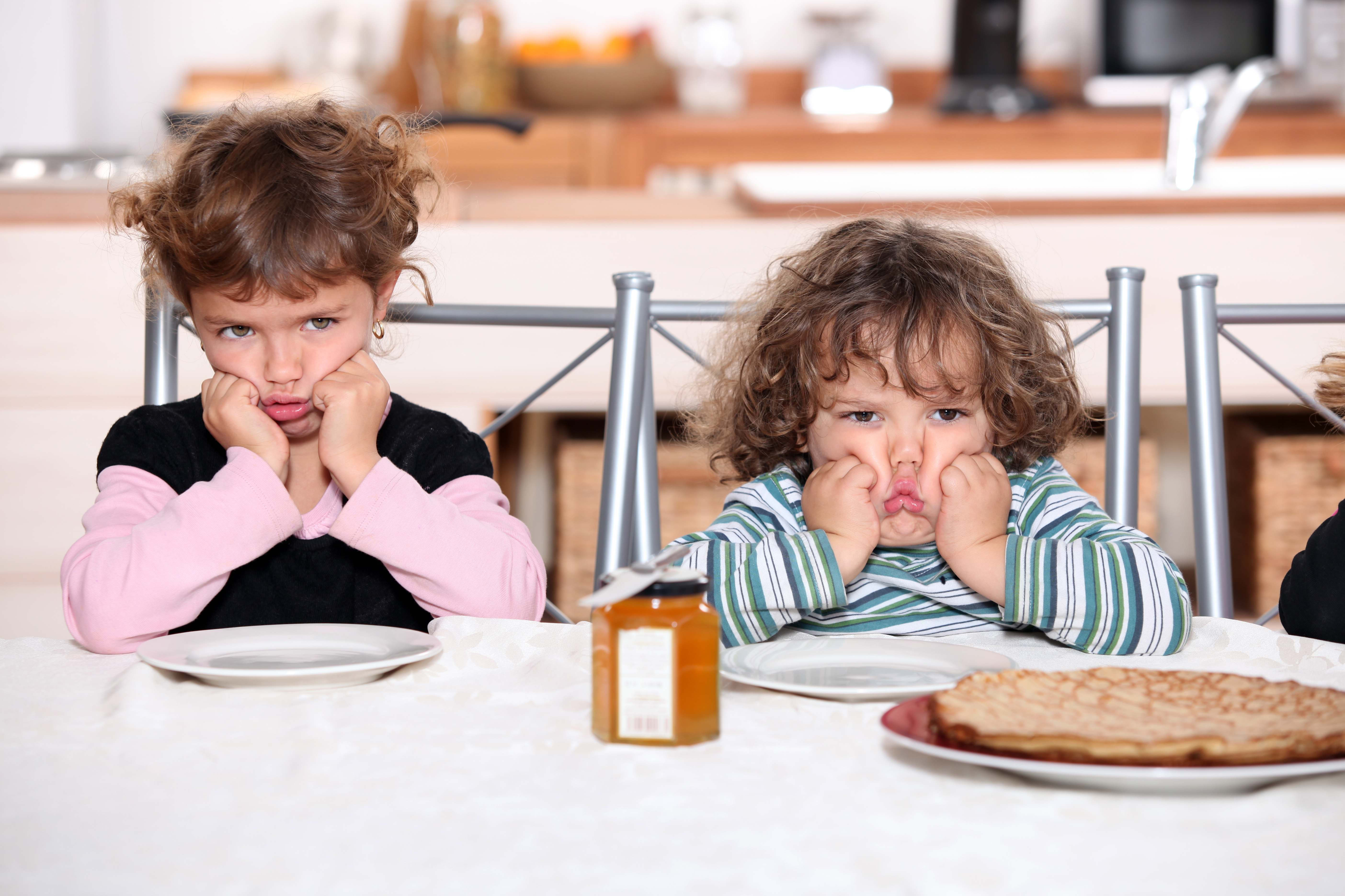 Ребенок плохо есть вечером. Дети за столом. Ребенок отказывается от еды. Ребенок не хочет кушать. Вредный ребенок.