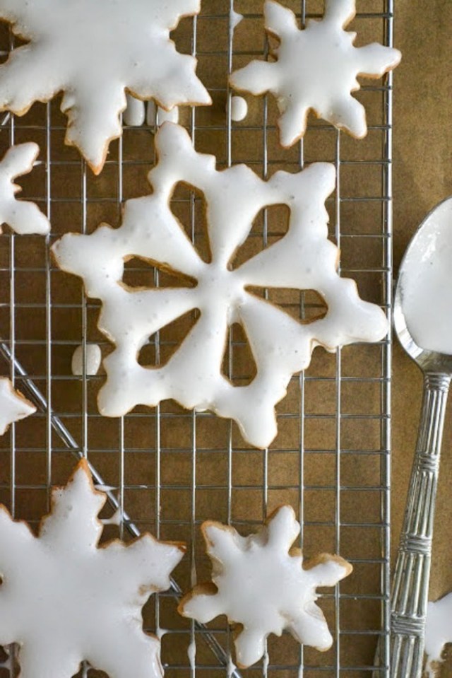 White snowflake shaped Speculoos Spice Cookies sit on a cooling rack