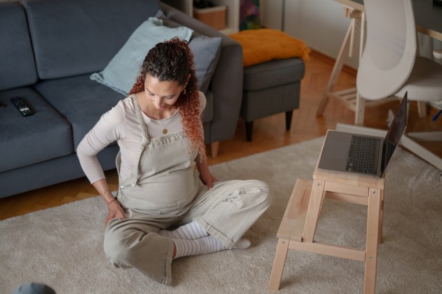 woman using free online workouts for pregnancy