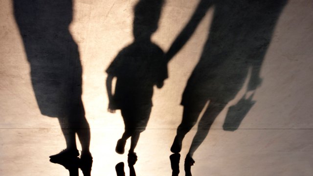 parents and kid shadows