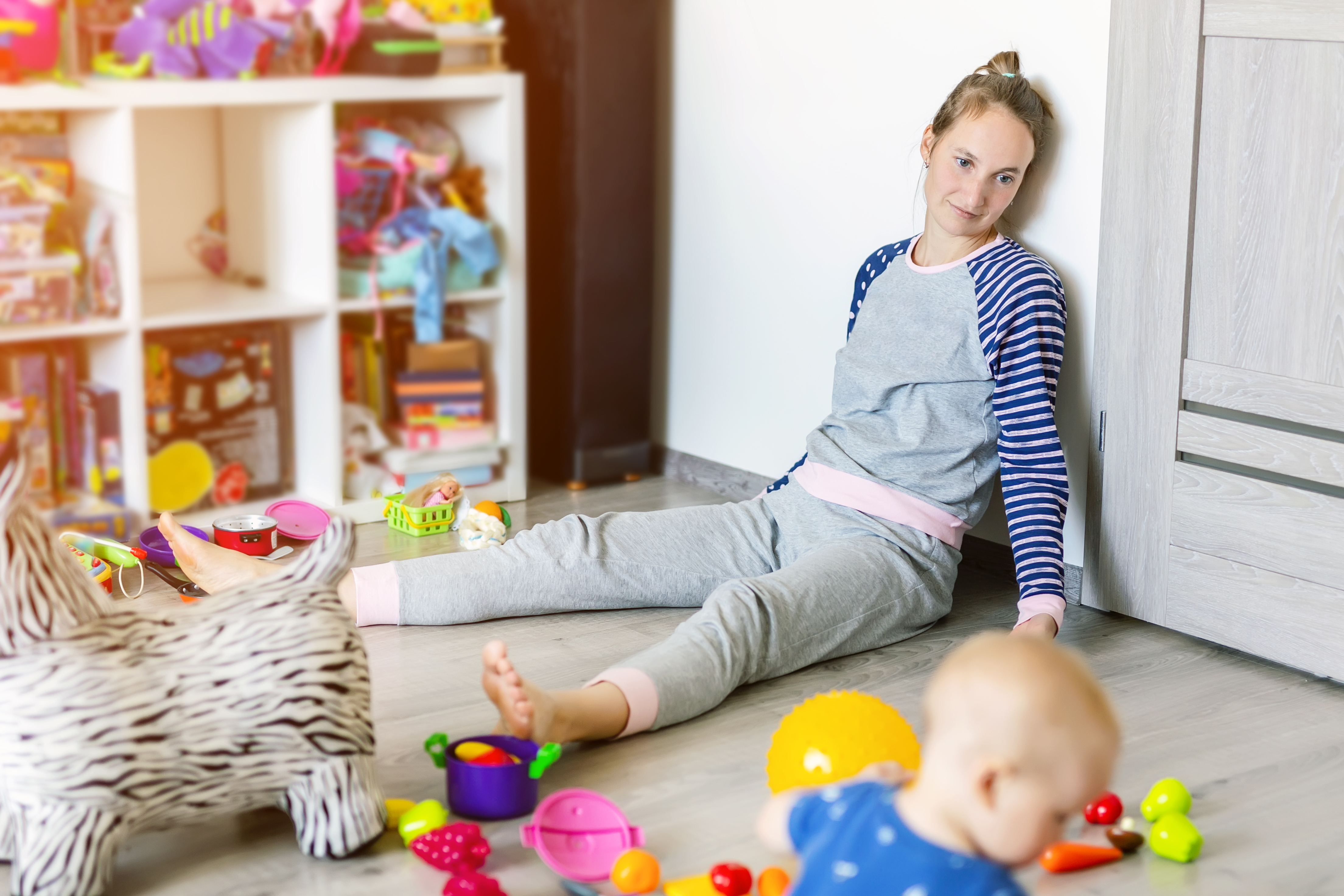 Ребенок никак. Мама сидит на полу. Kid in a messy Room. Tired Toy.