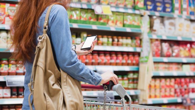 woman using grocery app to shop smart