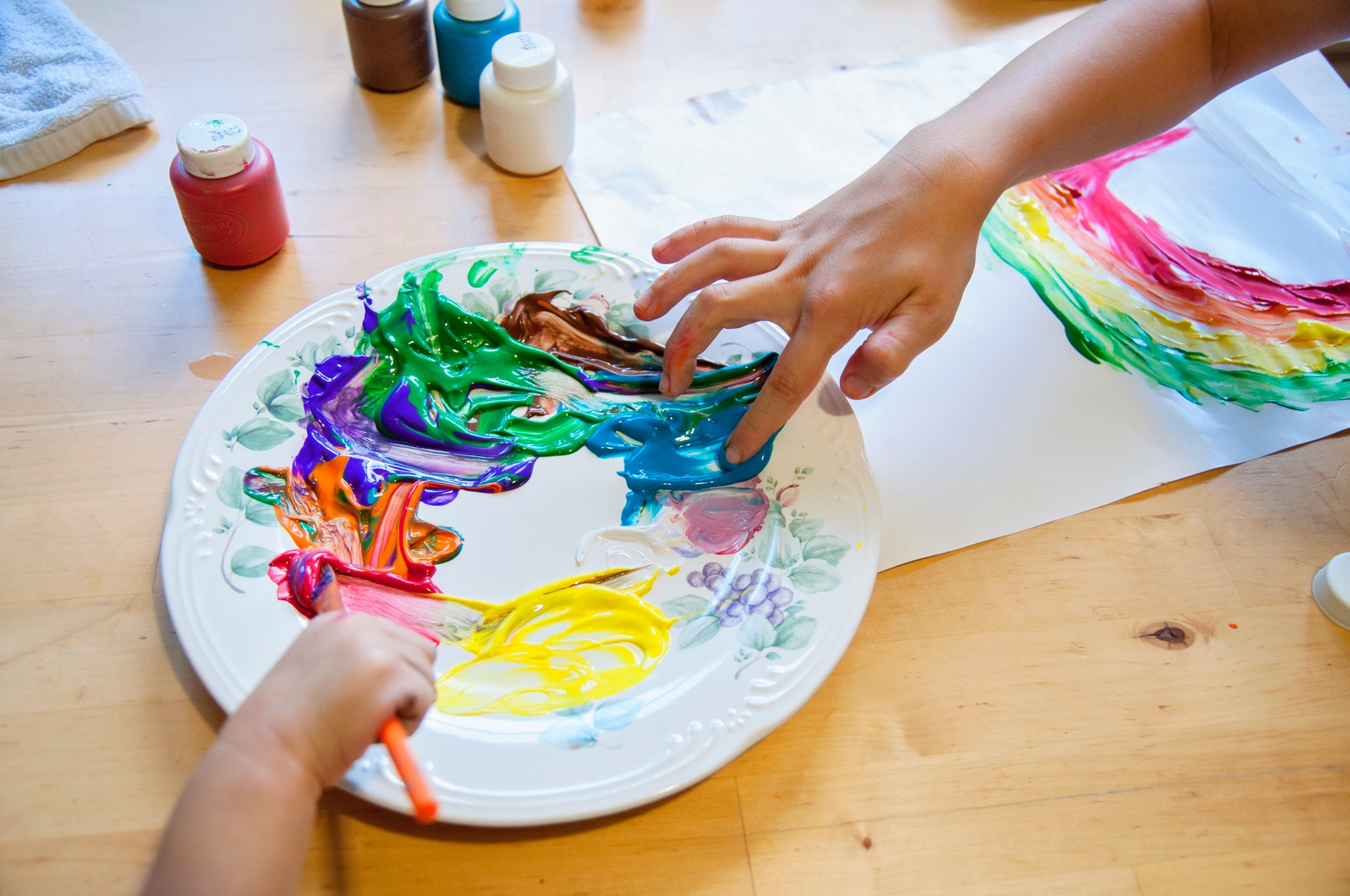 https://tinybeans.com/wp-content/uploads/2019/09/arts-and-crafts-children-color-palette-amsw-photography-via-pexels.jpg