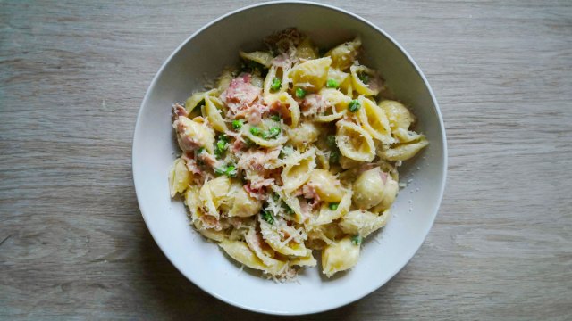 this pasta with peas and bacon is a kid friendly pasta recipe