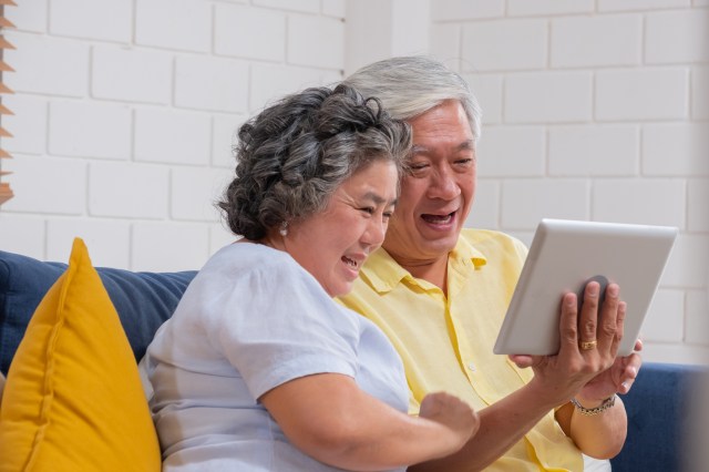Easy Ways to Stay Connected to Grandparents from a Distance