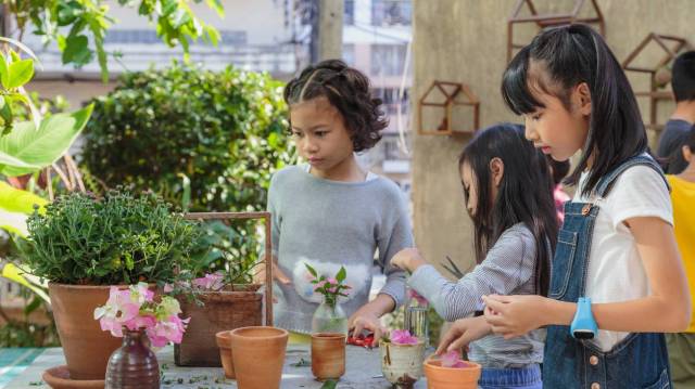 kids planting at community gardnes in San Diego