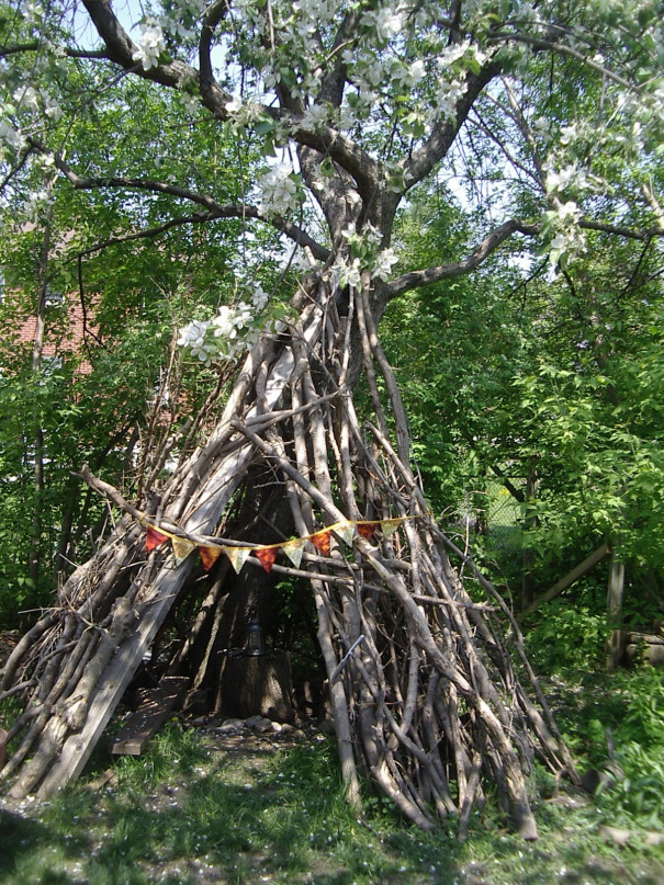 use sticks to make an outdoor fort for kids