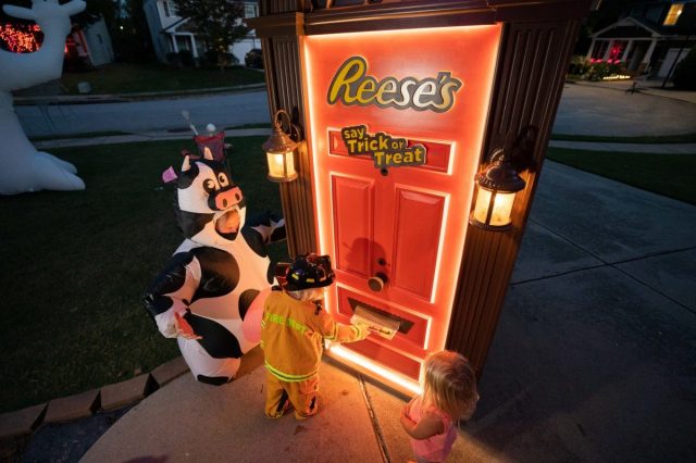 A Robotic Halloween Door That Dispenses Reese’s Peanut Butter Cups? Yes, Please!
