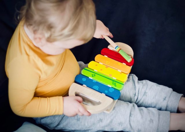 Back to Basics: The 10 Best Non-Electronic Toys for Babies & Toddlers