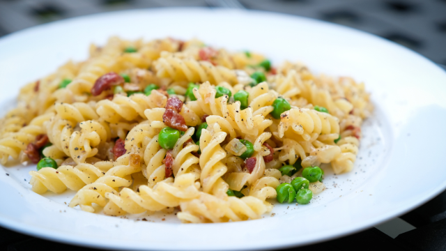 pasta recipe for peas and bacon