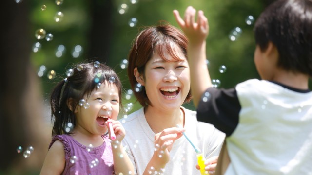 a mom learned how to make bubbles with her kids