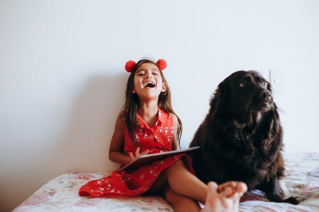 Can Dogs & Kids Sync Up Their Behaviors? New Study Has Answers