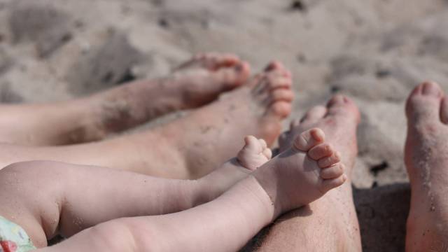 해변에서 아기와 부모 모래 다리 아기 해변 해킹