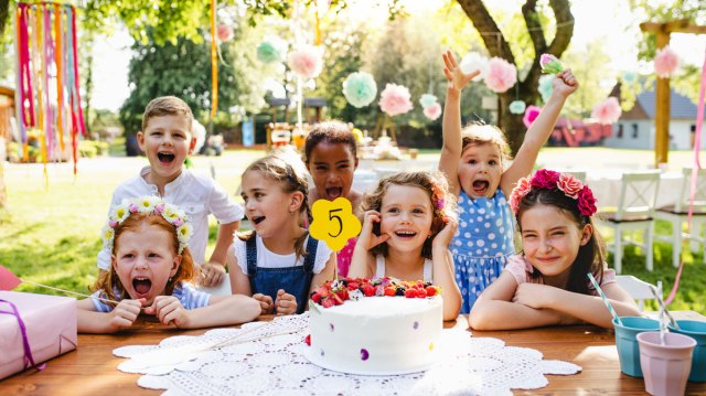 girls singing happy birthday in a park, one of our favorite outdoor birthday party ideas.