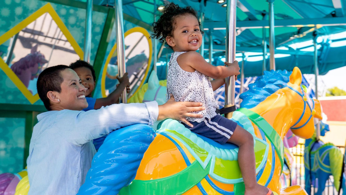 https://tinybeans.com/wp-content/uploads/2021/08/nyc-sesame-place-carousel-ride.jpg