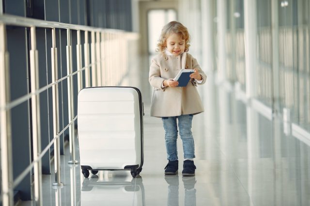 17 Ways to Keep Your Kid Busy in an Airport