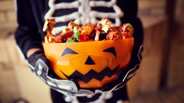 This Formula Helps You Figure Out How Much Halloween Candy to Buy