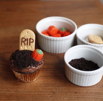Easy to make RIP cupcakes with chocolate wafers, pumpkin shaped candy corn, vanilla wafers and chocolate frosting.