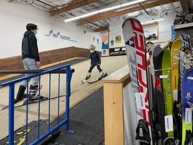 kids ski lessons, ski schools near Seattle