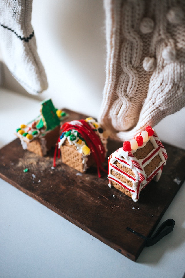 using graham crackers instead of gingerbread is a good gingerbread house idea