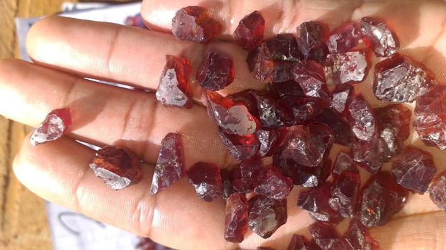 people born in January have a garnet as their birthstone