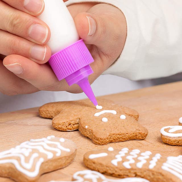 using squeeze bottle for icing is a good holiday hack