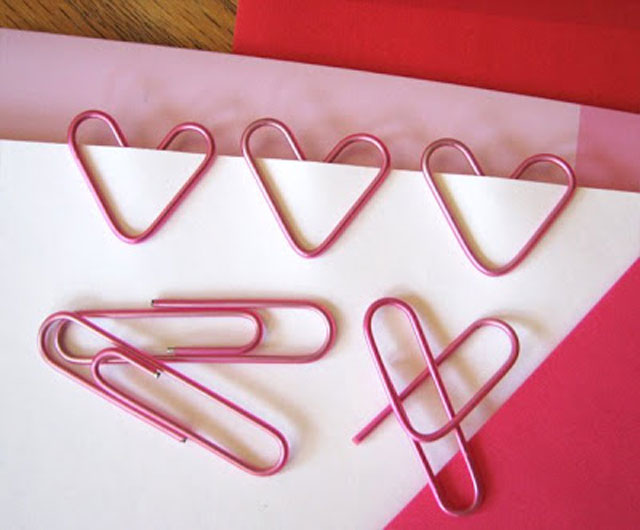 heart-shaped paper clips are an easy DIY valentine's day gift