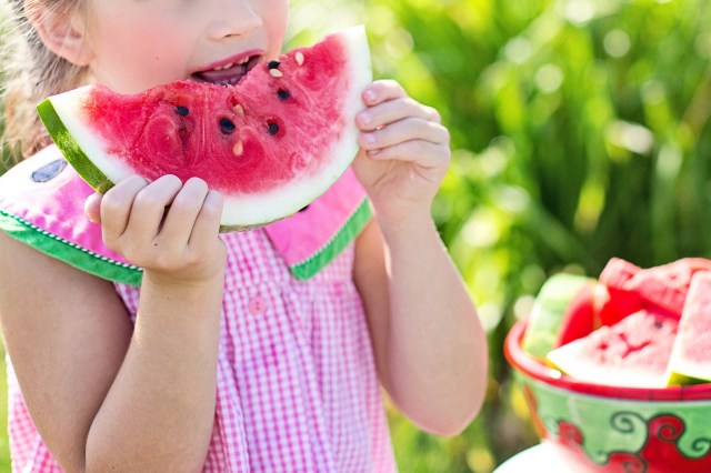 10 Snacking Tips to Keep Your Kids Healthy & Happy