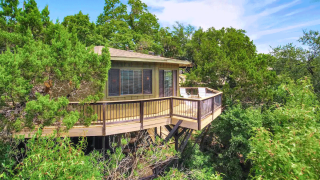 treehouse in texas that you can rent for a family vacation