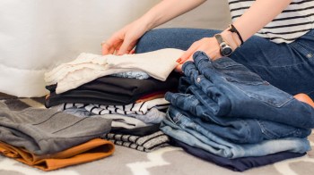 a mom using home organization tips to de-clutter