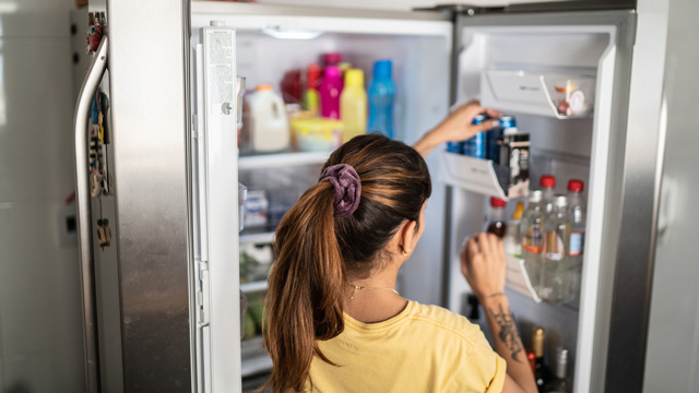 cleaning out the refrigerator is a good kitchen organization hack